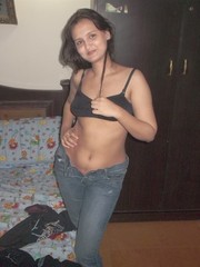 Alluring indian chick takes off her black kamiz to pose in a bra and jeans